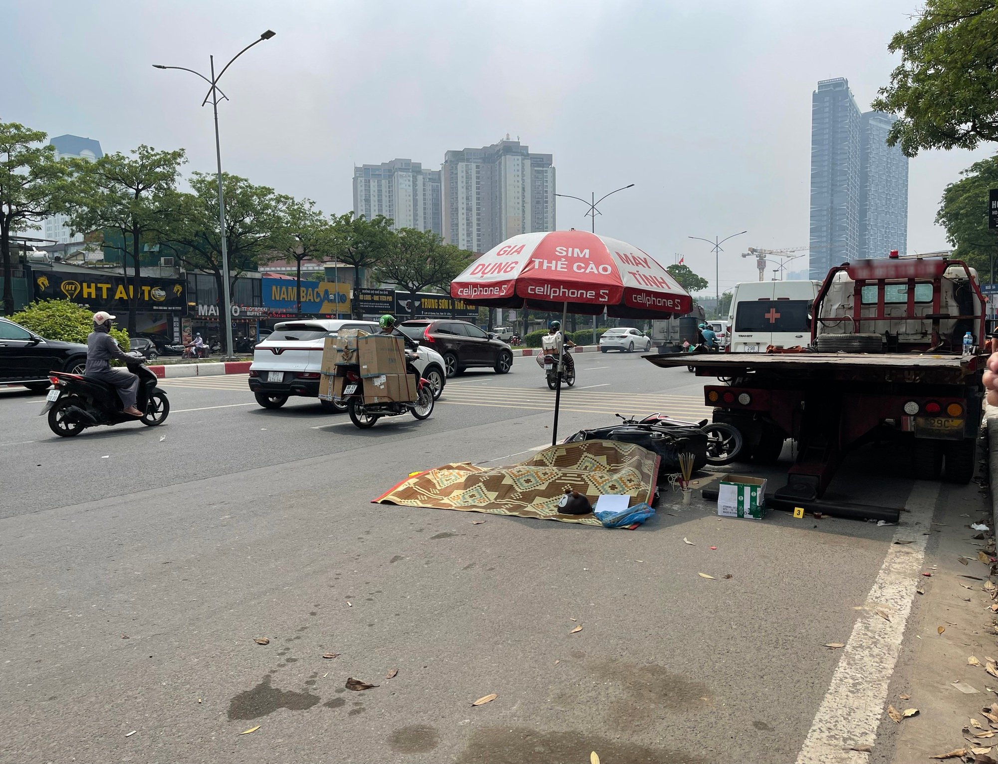 Người thân khóc nghẹn bên hiện trường vụ tai nạn khiến nam thanh niên 20 tuổi tử vong ở Hà Nội- Ảnh 2.