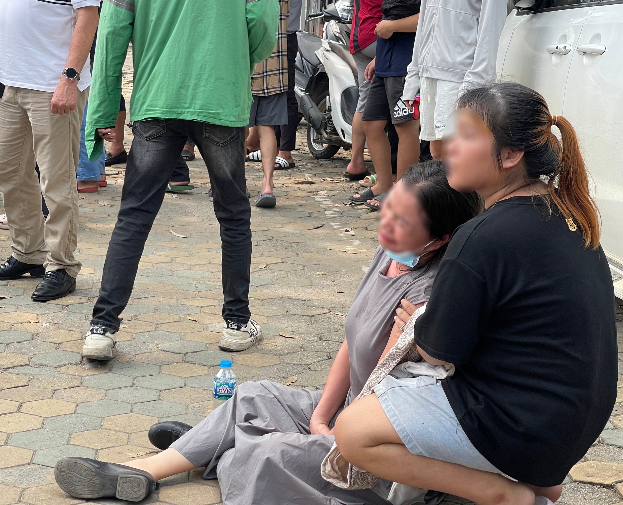 Người thân khóc nghẹn bên hiện trường vụ tai nạn khiến nam thanh niên 20 tuổi tử vong ở Hà Nội- Ảnh 3.