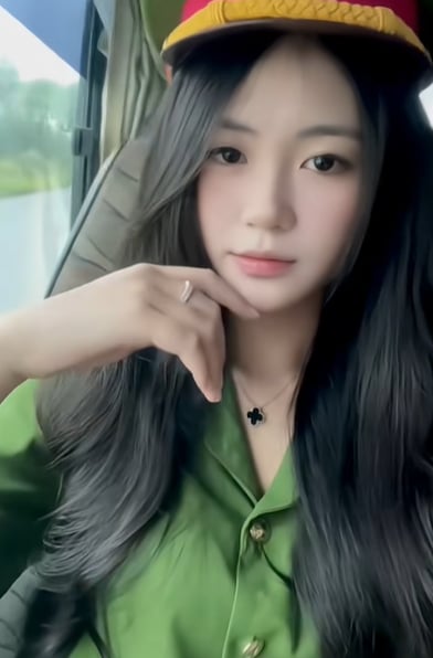 Chiến sĩ khối nữ Cảnh sát đặc nhiệm nổi tiếng sau vài phút đi hiến tóc, diện quân phục khí chất ngút trời- Ảnh 5.