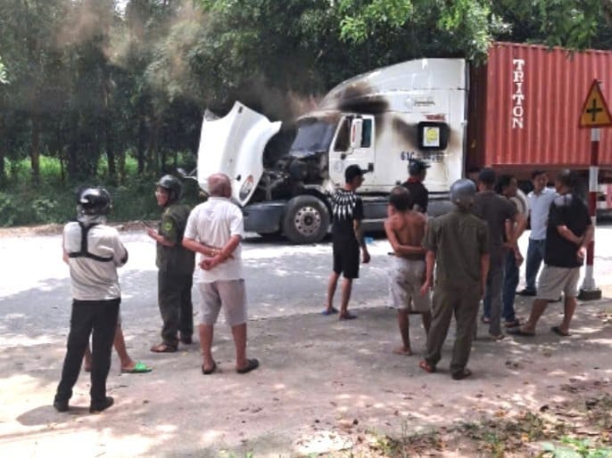 Nghi án người đàn ông đâm trọng thương đôi nam nữ rồi lên cabin xe tự thiêu- Ảnh 1.