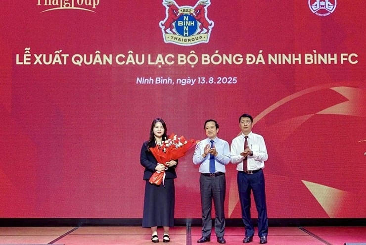 14-1755175847-lo-dien-nu-chu-tich-tre-nhat-v-league-24-tuoi-xinh-dep-va-day-ban-linh.jpg