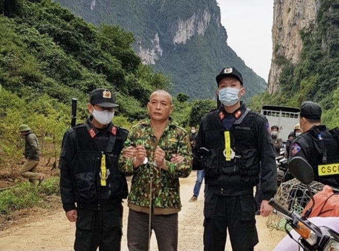 Bằng việc áp dụng nhiều biện pháp nghiệp vụ, cơ quan điều tra nhanh chóng xác định Nguyễn Văn Chung (SN 1975, trú tại thôn Bầm, xã Quyết Thắng, Hữu Lũng, Lạng Sơn) chính là nghi phạm số 1 đã xuống tay sát hại nạn nhân và tiến hành bắt giữ khẩn cấp. Chung là bạn làm ăn với nạn nhân. Tại cơ quan công an, trước những bằng chứng không thể chối cãi, Chung đã phải cúi đầu thừa nhận hành vi phạm tội. Chung khai, khoảng 6h30' ngày 22/11, y gọi điện cho bà N.T.L hẹn gặp tại khu vực núi đá Hang Hút để trao đổi việc mua bán gà.