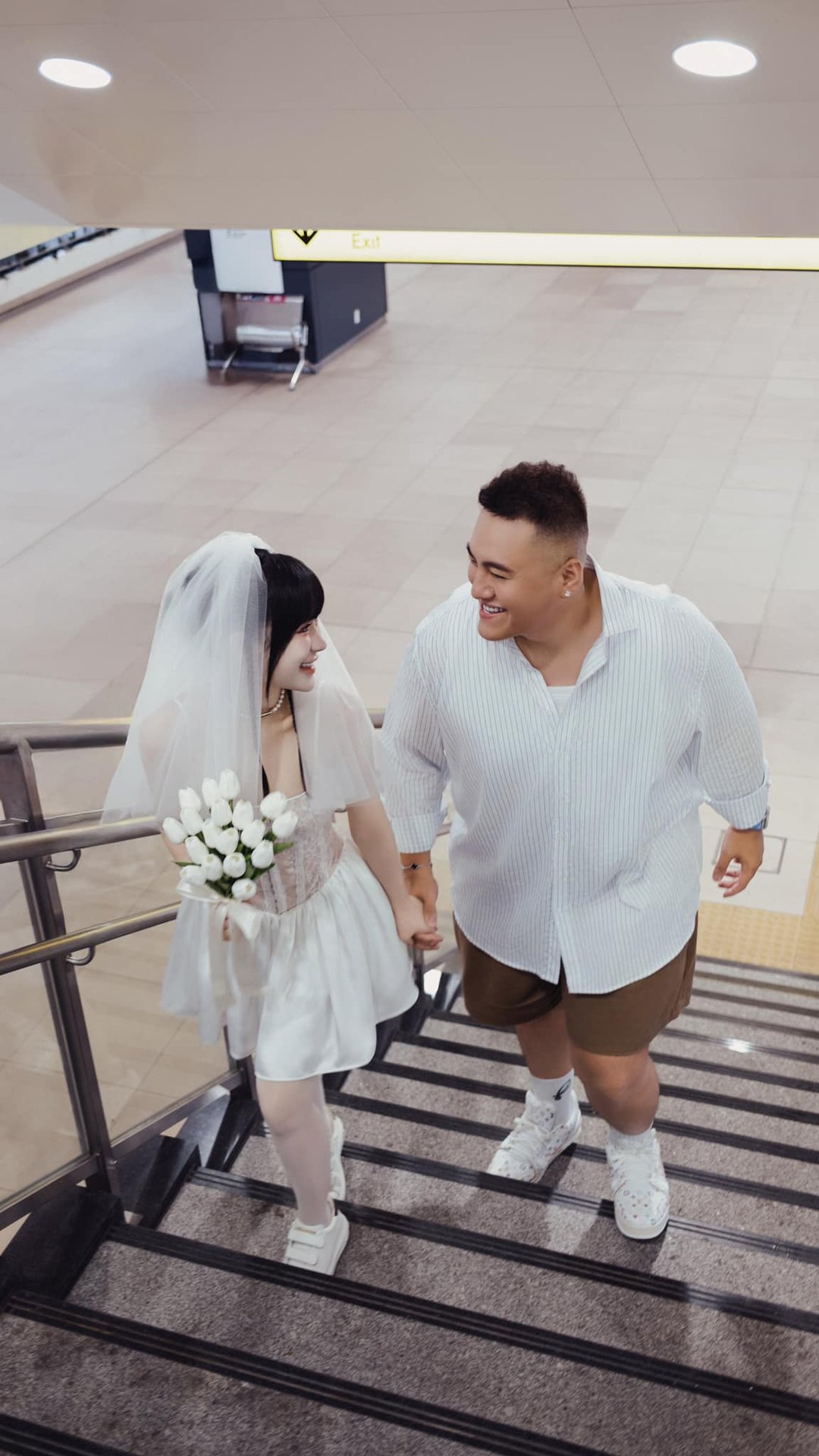 Cho người lạ số điện thoại, cô gái 