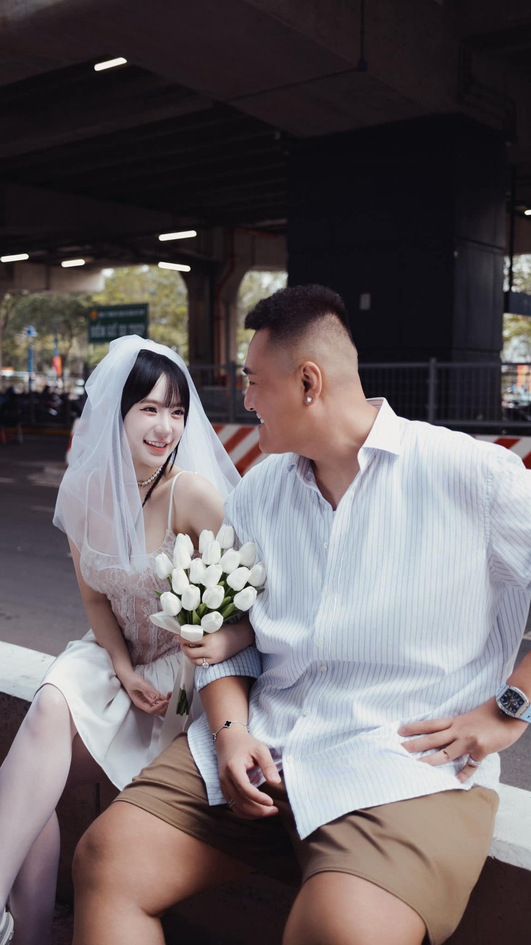 Cho người lạ số điện thoại, cô gái 