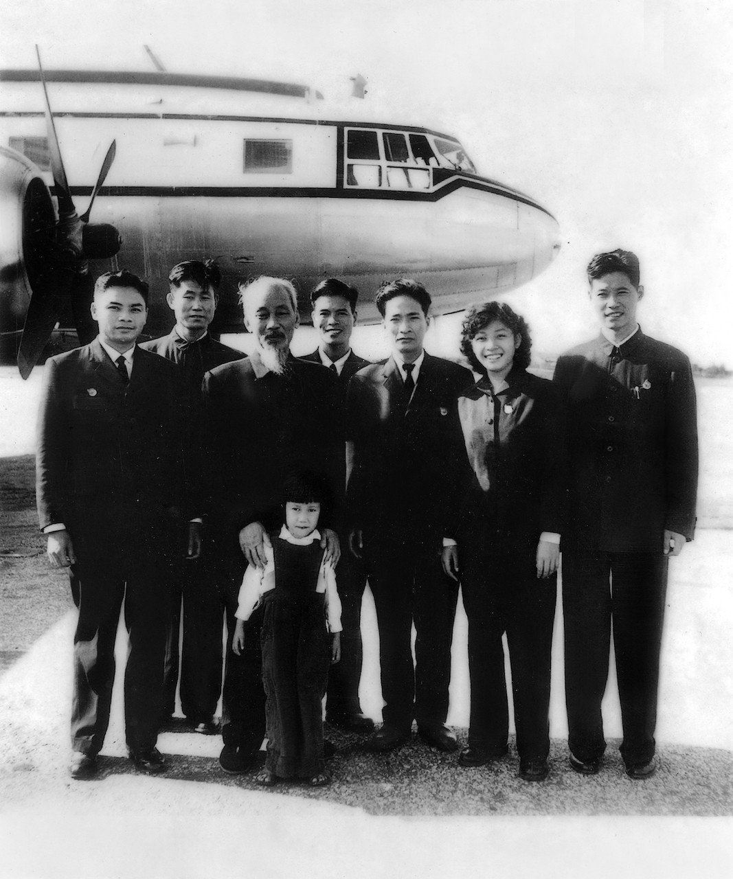 Bác Hồ cùng  tổ bay của Hàng không dân dụng Việt Nam trở về sau chuyến thăm và làm việc ở nước ngoài.jpg