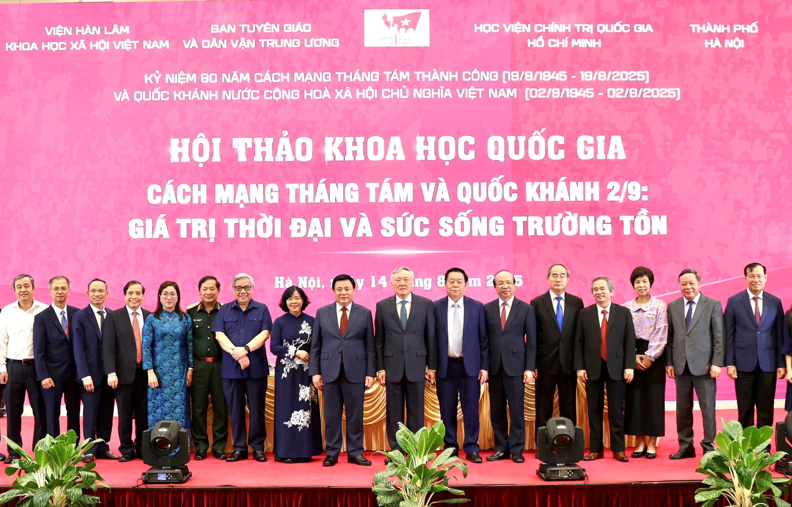 15-1755241170-gs-nguyen-thien-nhan-phai-bao-dam-tien-luong-du-song-cho-gia-dinh-4-nguoi.jpg