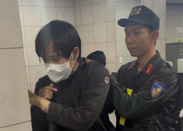 Chế tài nào xử lý người sàm sỡ cô gái trẻ trên Metro số 1?- Ảnh 1.