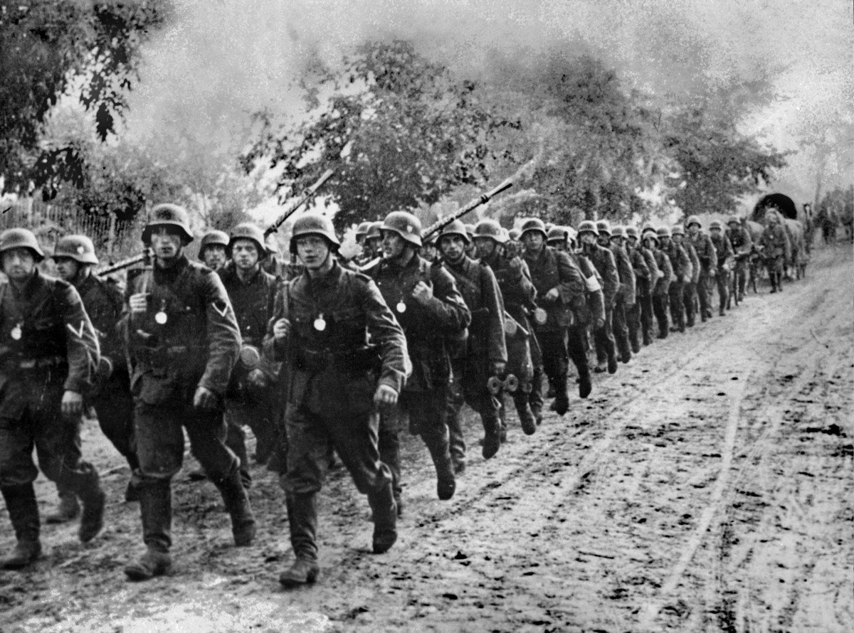 Vào ngày 1/9/1939, Hitler hạ lệnh cho binh sĩ Đức quốc xã tấn công xâm lược Ba Lan. Nhờ chiến thuật đánh nhanh thắng nhanh, quân Đức với lực lượng hùng hậu nhanh chóng chiếm đóng Ba Lan.