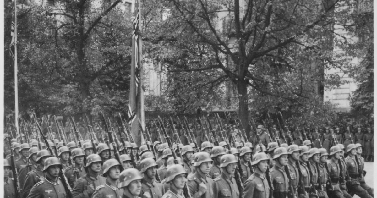 Theo đó, đội quân mà Hitler đặt nhiều kỳ vọng dần dần suy yếu và từng bước bị quân Đồng minh đánh bại trên các chiến trường.