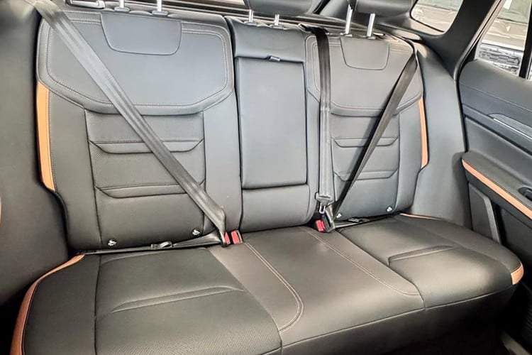 Ford Territory 2025 được nâng cấp gương chiếu hậu trong xe tích hợp tính năng truyền hình ảnh trực tiếp thông qua camera 2 megapixel ngay phía sau xe. Độ sáng màn hình có thể điều chỉnh thông minh qua chức năng dải tương phản động (HDR), giúp cải thiện khả năng quan sát ban đêm.