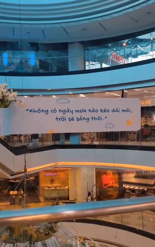 Dòng chữ lạ dán trên kính an toàn ở Vạn Hạnh Mall, ai lướt qua cũng đồng loạt đưa điện thoại lên- Ảnh 1.