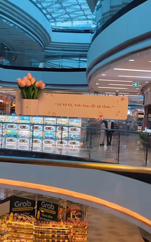 Dòng chữ lạ dán trên kính an toàn ở Vạn Hạnh Mall, ai lướt qua cũng đồng loạt đưa điện thoại lên- Ảnh 2.