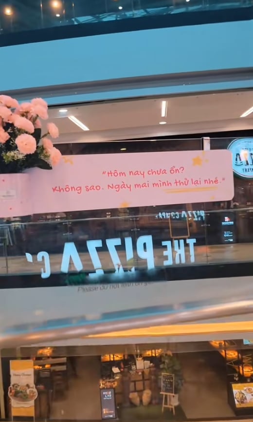 Dòng chữ lạ dán trên kính an toàn ở Vạn Hạnh Mall, ai lướt qua cũng đồng loạt đưa điện thoại lên- Ảnh 4.