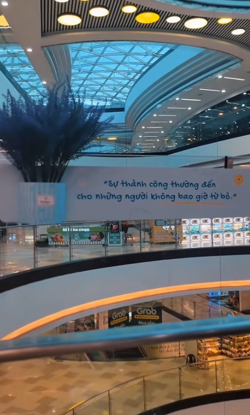 Dòng chữ lạ dán trên kính an toàn ở Vạn Hạnh Mall, ai lướt qua cũng đồng loạt đưa điện thoại lên- Ảnh 3.