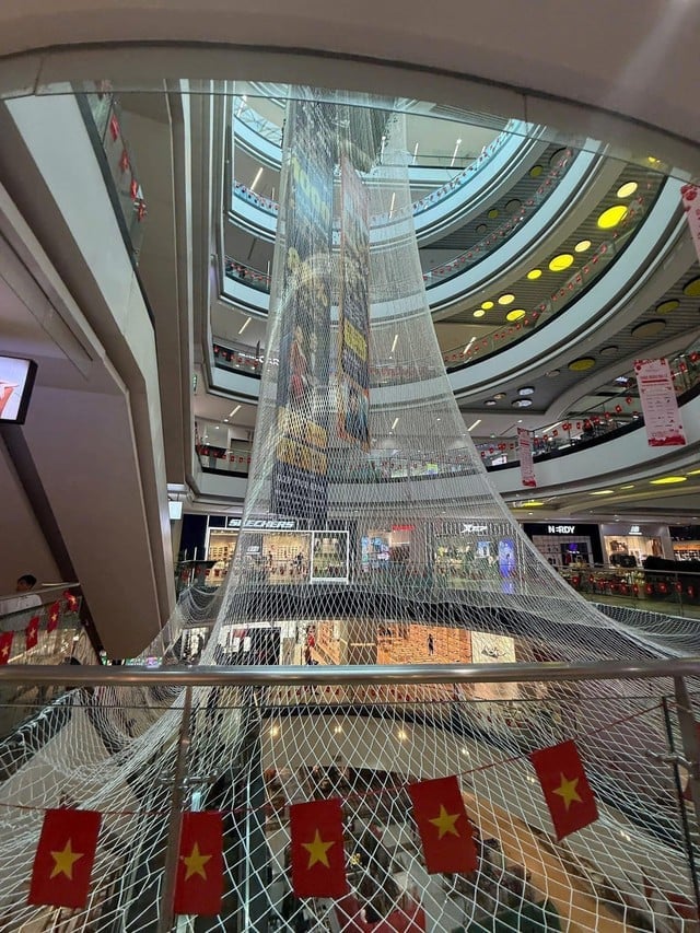 Dòng chữ lạ dán trên kính an toàn ở Vạn Hạnh Mall, ai lướt qua cũng đồng loạt đưa điện thoại lên- Ảnh 7.