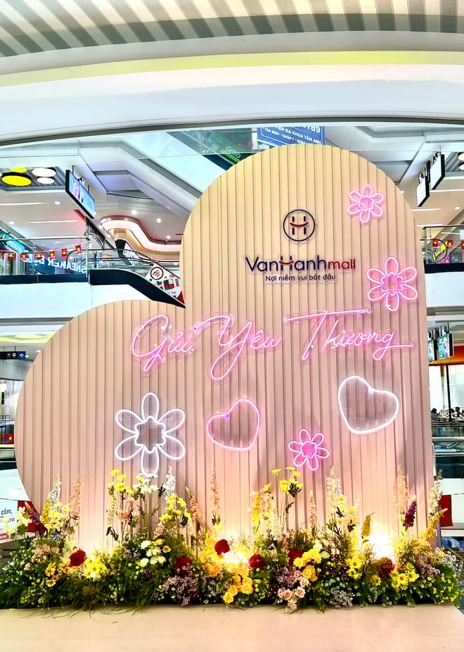 Dòng chữ lạ dán trên kính an toàn ở Vạn Hạnh Mall, ai lướt qua cũng đồng loạt đưa điện thoại lên- Ảnh 8.