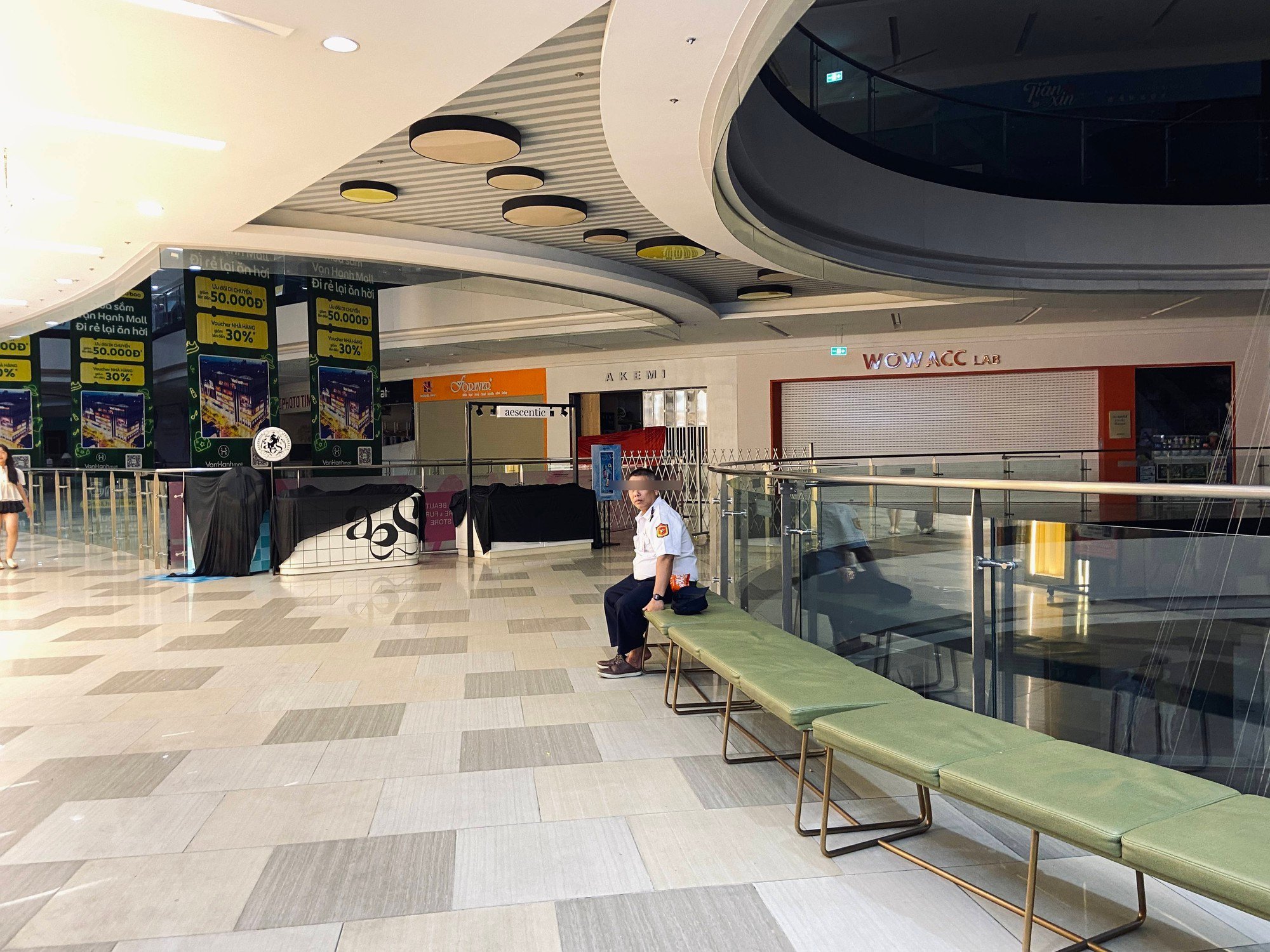 Dòng chữ lạ dán trên kính an toàn ở Vạn Hạnh Mall, ai lướt qua cũng đồng loạt đưa điện thoại lên- Ảnh 9.