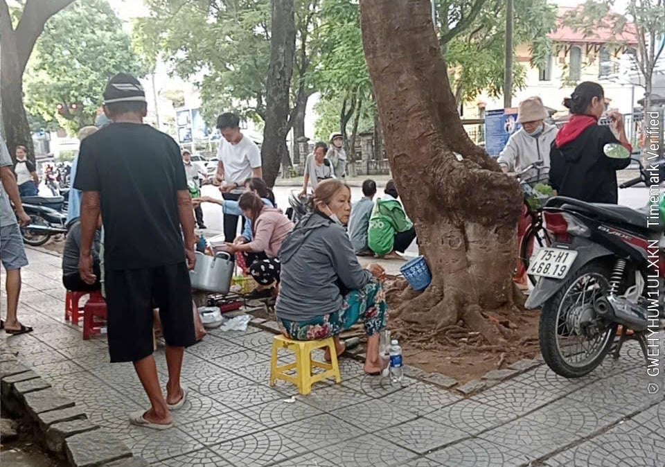 CLIP: Quán bún vỉa hè ở Huế bị kiểm tra vì có 