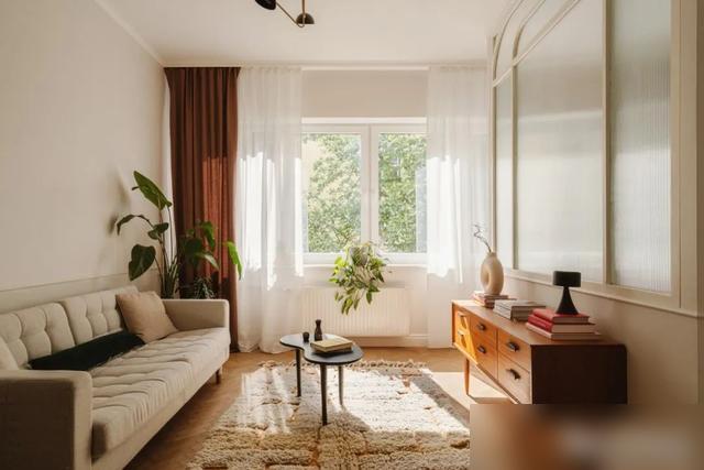 Người phụ nữ 56 tuổi sống một mình trong căn hộ 35m²: Bước vào mới thấy thế nào là thanh lịch và đáng sống - Ảnh 1.