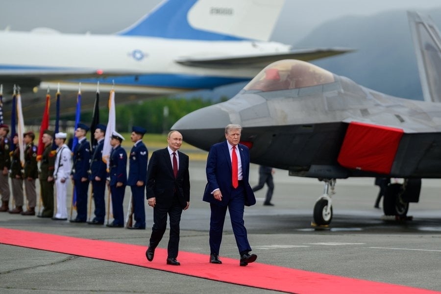 16-1755308855-hanh-dong-cuc-ky-khac-thuong-cua-hai-tong-thong-putin-va-trump-tai-thuong-dinh-alaska.jpg