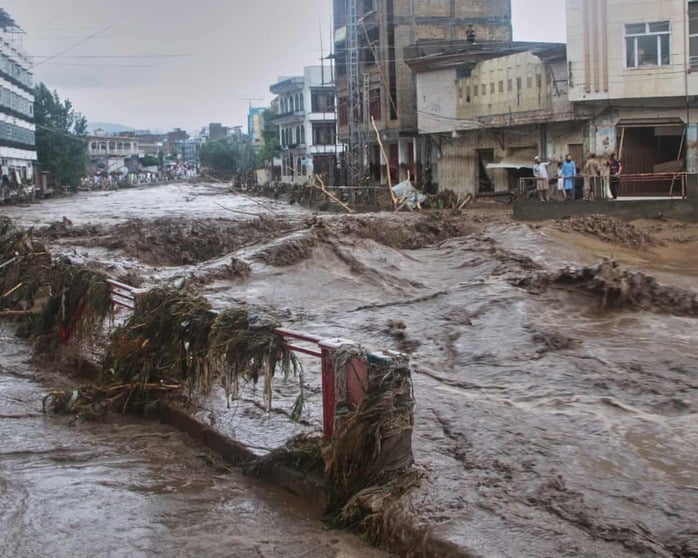 Lũ quét khủng khiếp, gần 200 người chết ở Pakistan, trực thăng cứu hộ gặp nạn- Ảnh 1.