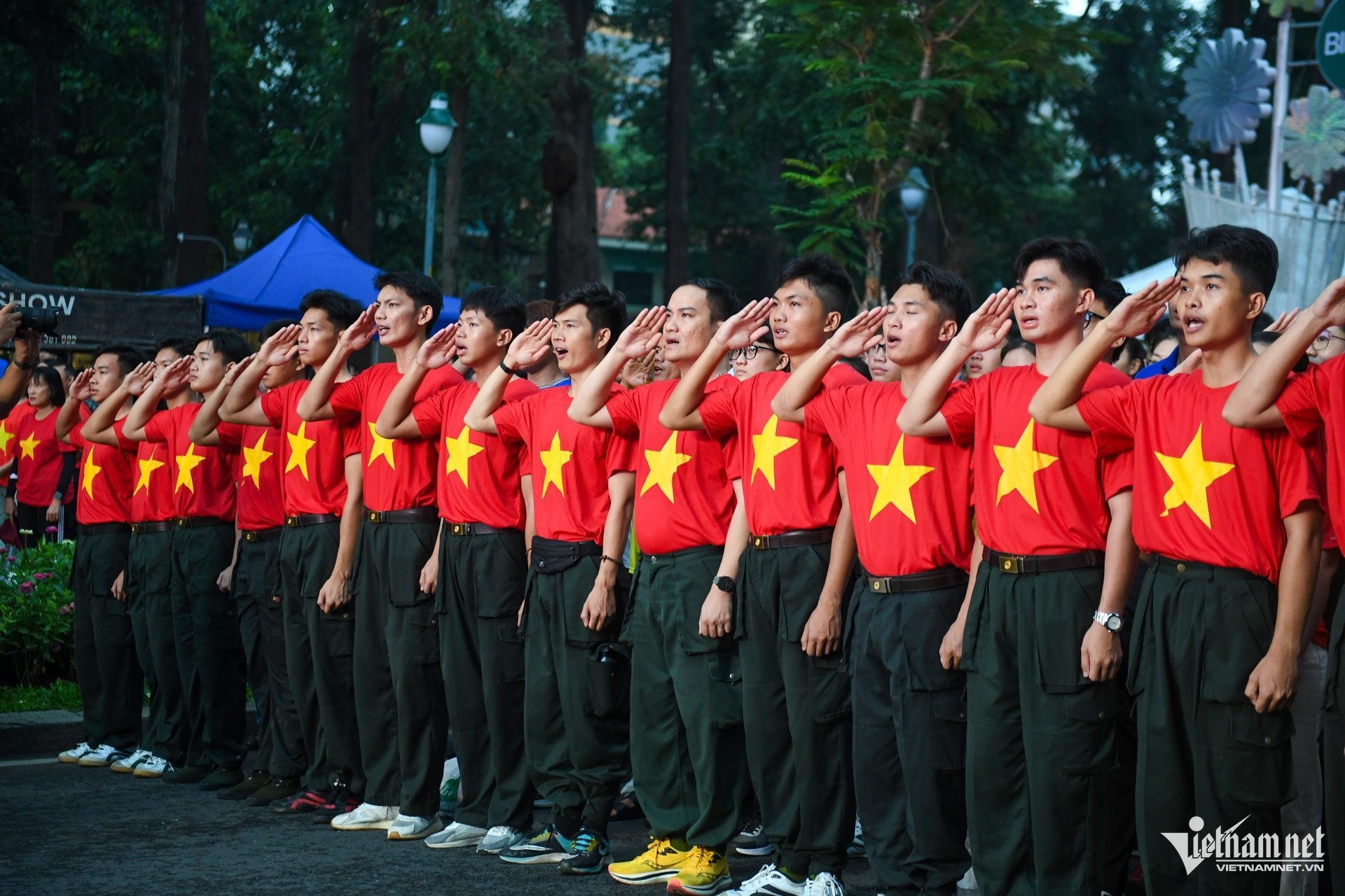 W-cờ đỏ sao vàng TPHCM 8.jpg