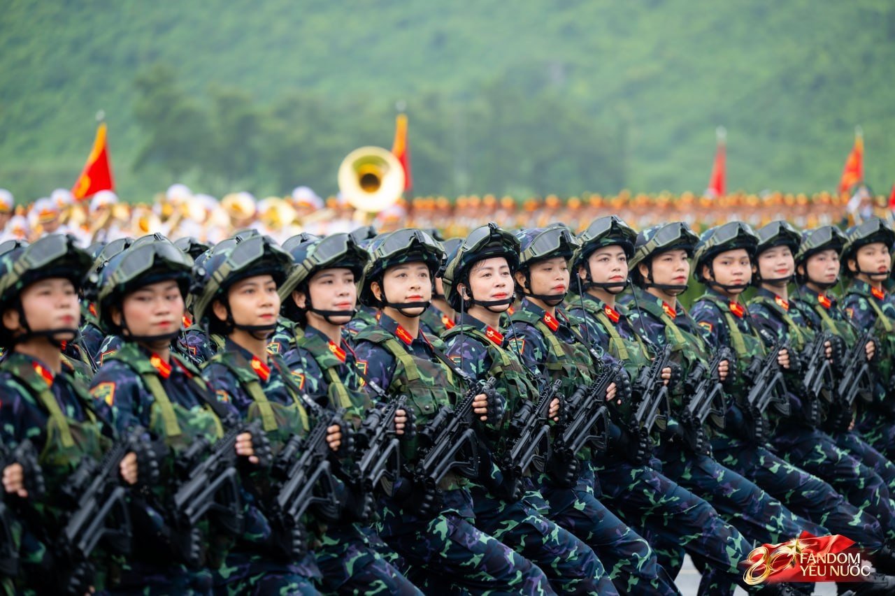 Những khung hình đầy kiêu hãnh của buổi tổng hợp luyện A80 dưới cơn mưa trắng trời- Ảnh 18.