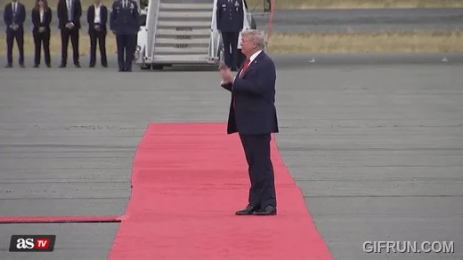Cái bắt tay lịch sử gây sốt toàn cầu của 2 ông Trump và Putin: Chuyên gia giải mã ẩn số thú vị - Ảnh 1.