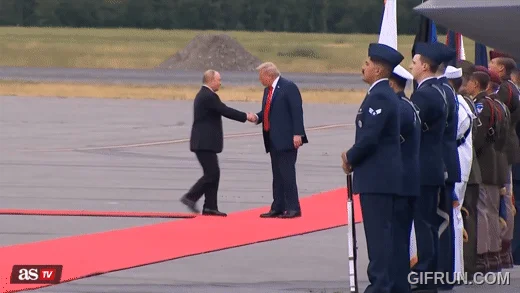 Cái bắt tay lịch sử gây sốt toàn cầu của 2 ông Trump và Putin: Chuyên gia giải mã ẩn số thú vị - Ảnh 2.