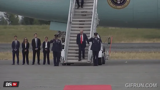 Cái bắt tay lịch sử gây sốt toàn cầu của 2 ông Trump và Putin: Chuyên gia giải mã ẩn số thú vị - Ảnh 3.