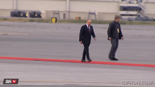 Cái bắt tay lịch sử gây sốt toàn cầu của 2 ông Trump và Putin: Chuyên gia giải mã ẩn số thú vị - Ảnh 4.