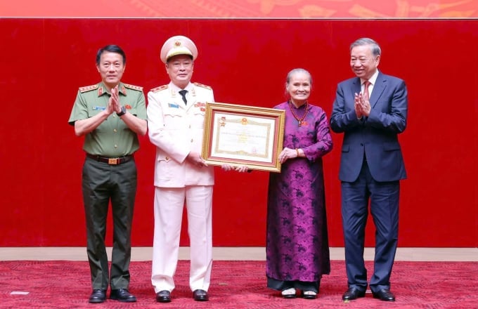Tổng Bí thư Tô Lâm trao Bằng danh hiệu Anh hùng lực lượng vũ trang nhân dân cho đại diện gia đình cố Bộ trưởng Lê Minh Hương. Ảnh: Linh Đan