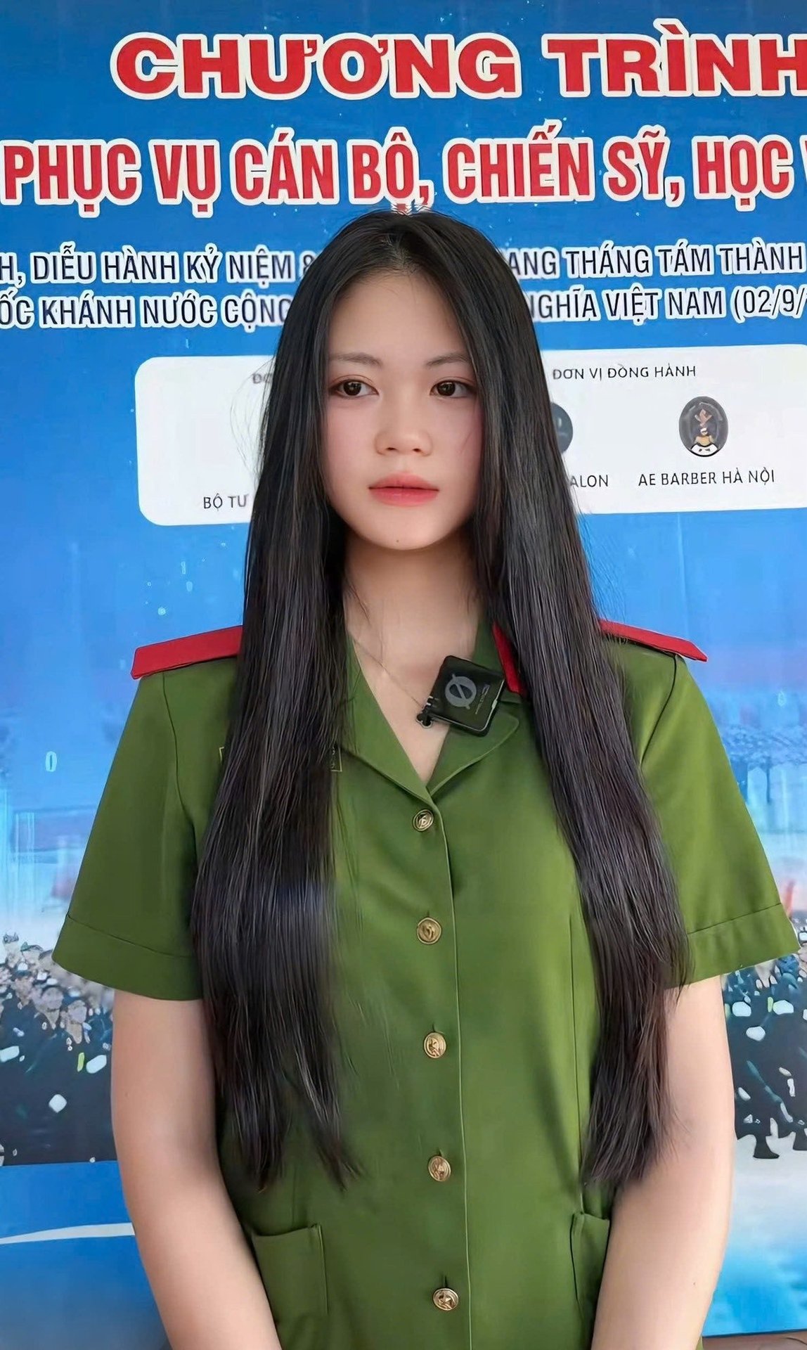 17-1755391994-nu-chien-si-khoi-canh-sat-dac-nhiem-gay-sot-voi-clip-hien-toc-hut-trieu-luot-xem.jpg