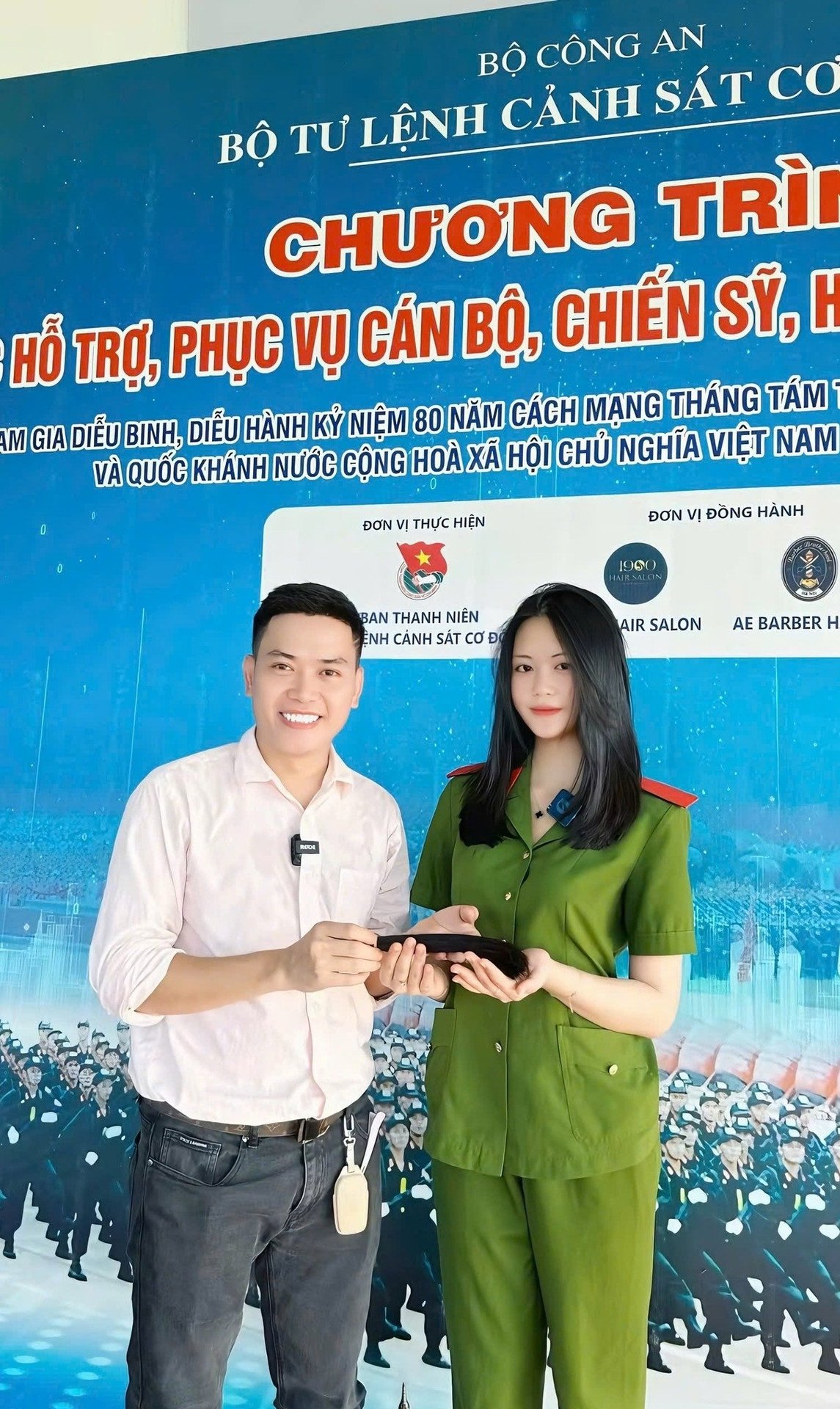 17-1755391995-nu-chien-si-khoi-canh-sat-dac-nhiem-gay-sot-voi-clip-hien-toc-hut-trieu-luot-xem.jpg