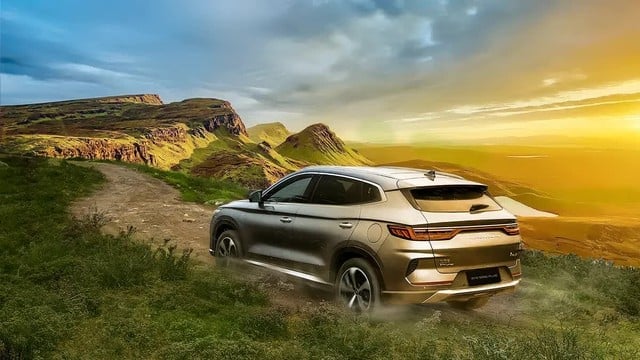 Xe điện Trung Quốc chịu được 3 lần sét đánh liên tiếp: Tình trạng của tài xế mới là điều gây bất ngờ- Ảnh 2.