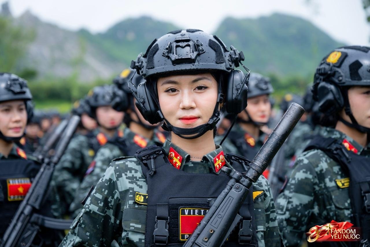 Những nữ quân nhân gây ấn tượng mạnh trong buổi tổng hợp luyện A80 dưới mưa- Ảnh 8.
