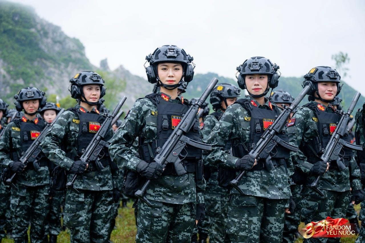 Những nữ quân nhân gây ấn tượng mạnh trong buổi tổng hợp luyện A80 dưới mưa- Ảnh 7.