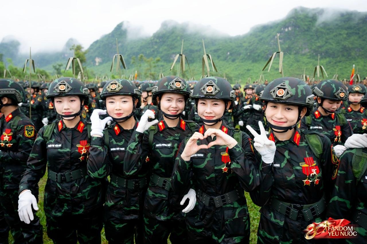Những nữ quân nhân gây ấn tượng mạnh trong buổi tổng hợp luyện A80 dưới mưa- Ảnh 10.