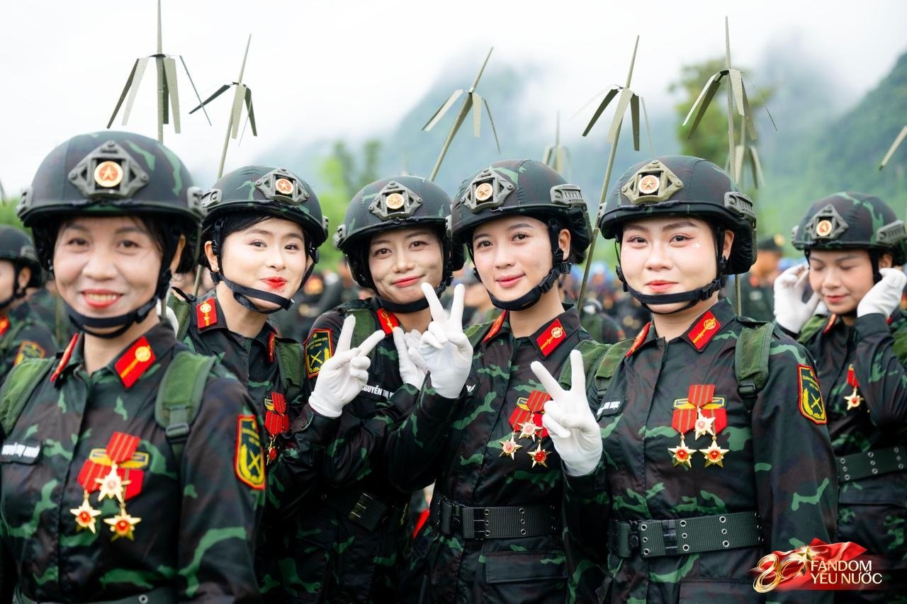 Những nữ quân nhân gây ấn tượng mạnh trong buổi tổng hợp luyện A80 dưới mưa- Ảnh 13.