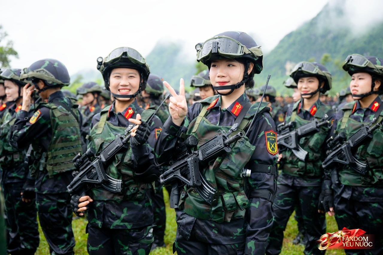 Những nữ quân nhân gây ấn tượng mạnh trong buổi tổng hợp luyện A80 dưới mưa- Ảnh 14.