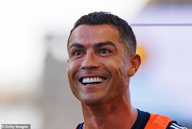 Ronaldo 40 tuổi vẫn đẹp trai cực phẩm, bác sĩ thẩm mỹ khui loạt bí mật 