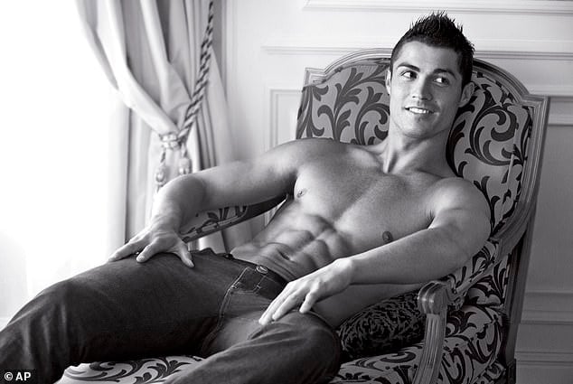 Ronaldo 40 tuổi vẫn đẹp trai cực phẩm, bác sĩ thẩm mỹ khui loạt bí mật 