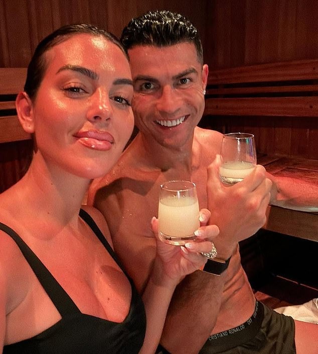 Ronaldo 40 tuổi vẫn đẹp trai cực phẩm, bác sĩ thẩm mỹ khui loạt bí mật 