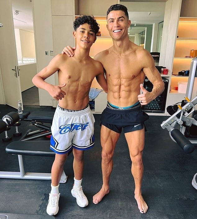 Ronaldo 40 tuổi vẫn đẹp trai cực phẩm, bác sĩ thẩm mỹ khui loạt bí mật 