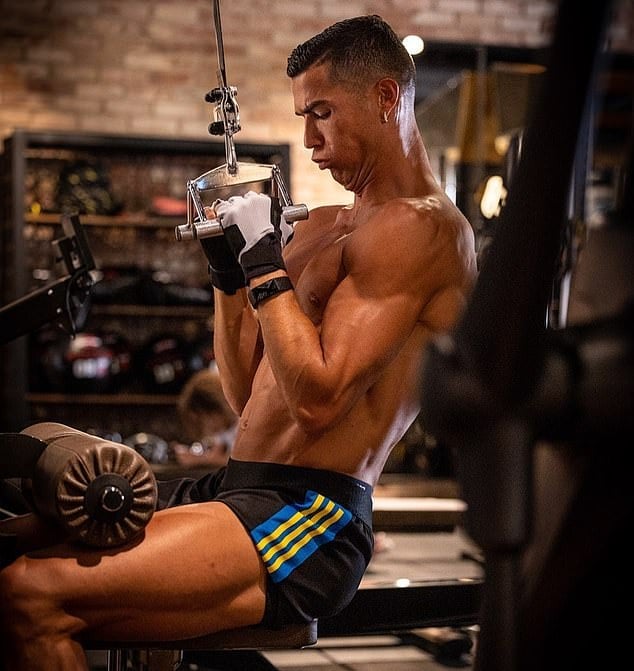 Ronaldo 40 tuổi vẫn đẹp trai cực phẩm, bác sĩ thẩm mỹ khui loạt bí mật 