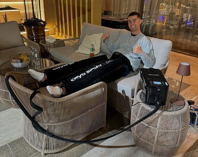 Ronaldo 40 tuổi vẫn đẹp trai cực phẩm, bác sĩ thẩm mỹ khui loạt bí mật 