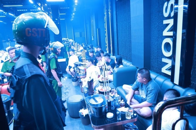 17-1755418748-quang-tri-hang-tram-canh-sat-dot-kich-2-quan-bar-phat-hien-145-nguoi-dinh-ma-tuy.jpg
