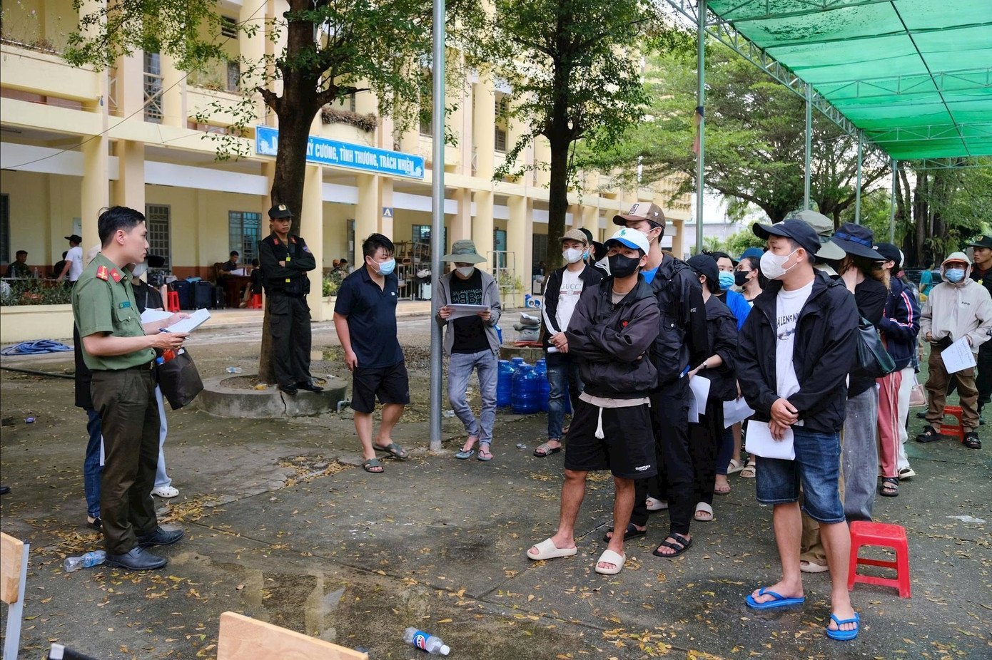 31-cong-dan-duoc-dua-ve-qua-cua-cau-xa-mat.jpg