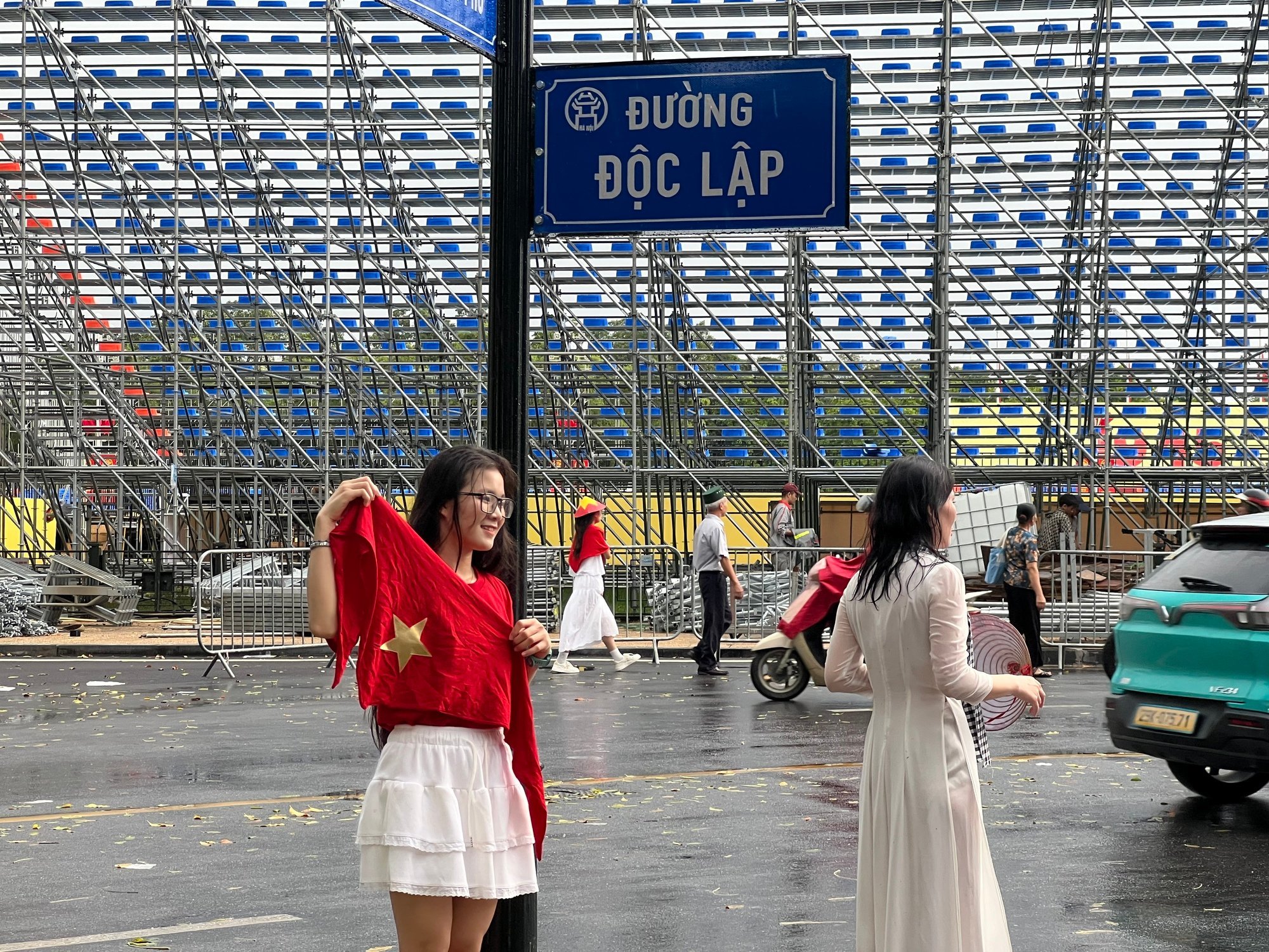 Hình ảnh trái ngược bất ngờ chỉ sau 10 phút ở Lăng Bác- Ảnh 14.