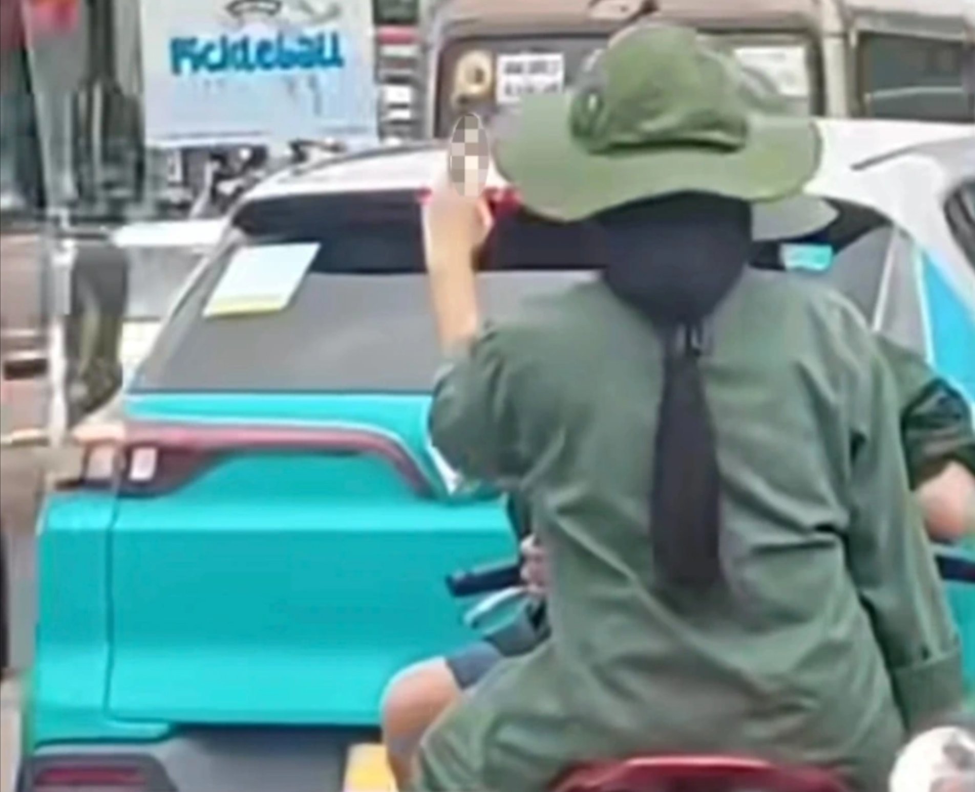 Phụ huynh nữ sinh có hành động khiếm nhã với đoàn xe A80: